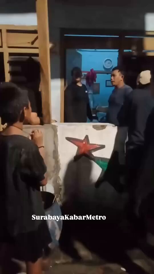 ⚠️Bukan untuk ditiru⚠️ Warga Heboh ada anak umur 7th malam2 keluar rumah sendirian dan tanpa busana. Ternyata ana4k itu ketakutan habis diani4ya sang ibu, sekujur tubuh bab4k belur & ada luka (29/3/2025) 📍Tanah Merah , Surabaya . . . Berdasarkan Informasi, ibu ini menganiaya karena ditinggal sang suami, warga berusaha menasehati malah dicaci maki