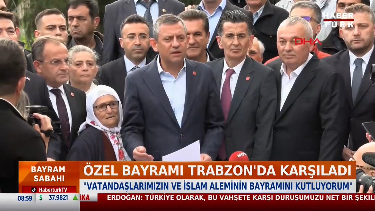 CHP Genel Başkanı Özgür Özel, bayramı Trabzon'da karşıladı.