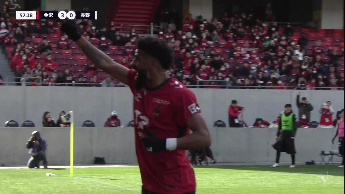 本日2ゴール目はPKから⚽️ セレブレーションにも注目👊 🎦 ゴール動画 🏆 明治安田Ｊ３リーグ 第7節 🆚 金沢vs長野 🔢 3-0 ⌚️ 58分 ⚽️ パトリック（金沢) #Ｊリーグ