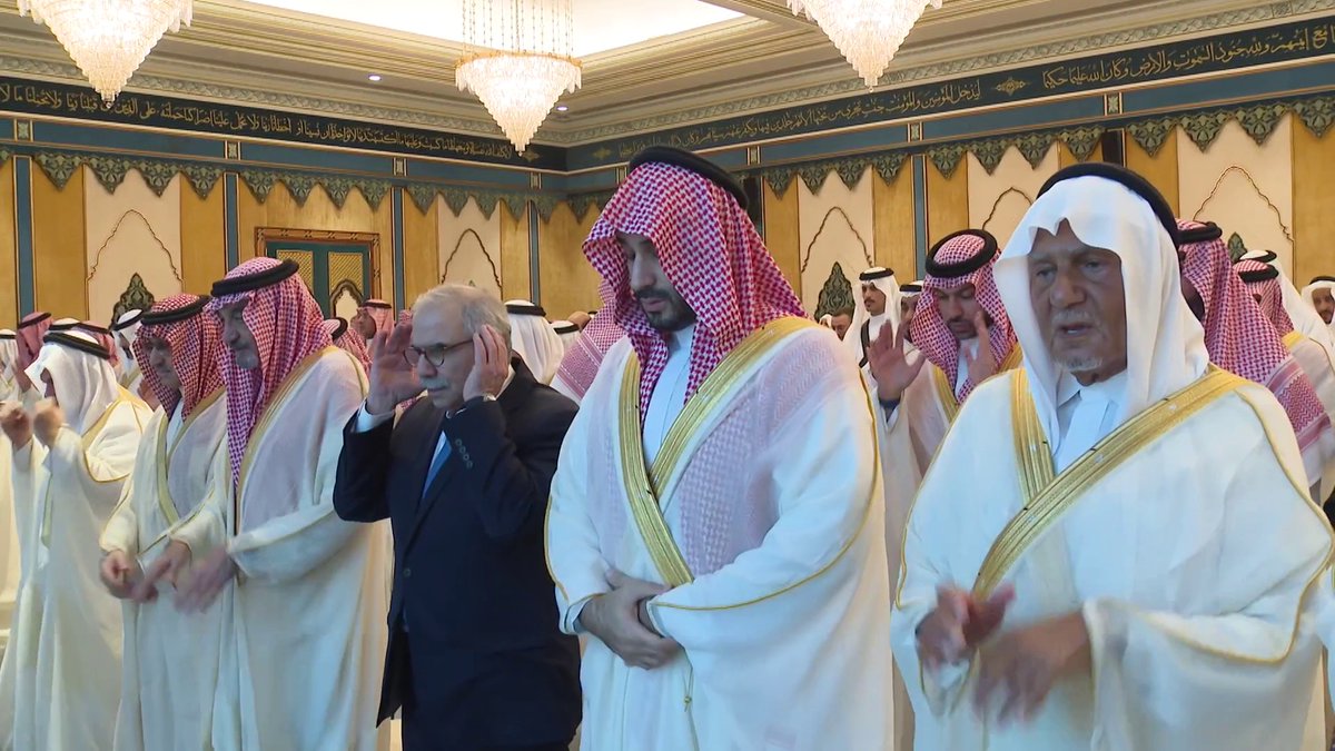 #ولي_العهد الأمير محمد بن سلمان ورئيس وزراء لبنان نواف سلام أثناء تأديتهما صلاة #عيد_الفطر في #المسجد_الحرام -