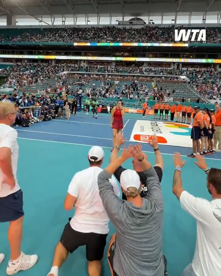 giving Aryna her flowers ๐โโ๏ธ Sabalenka Aryna | #MiamiOpen