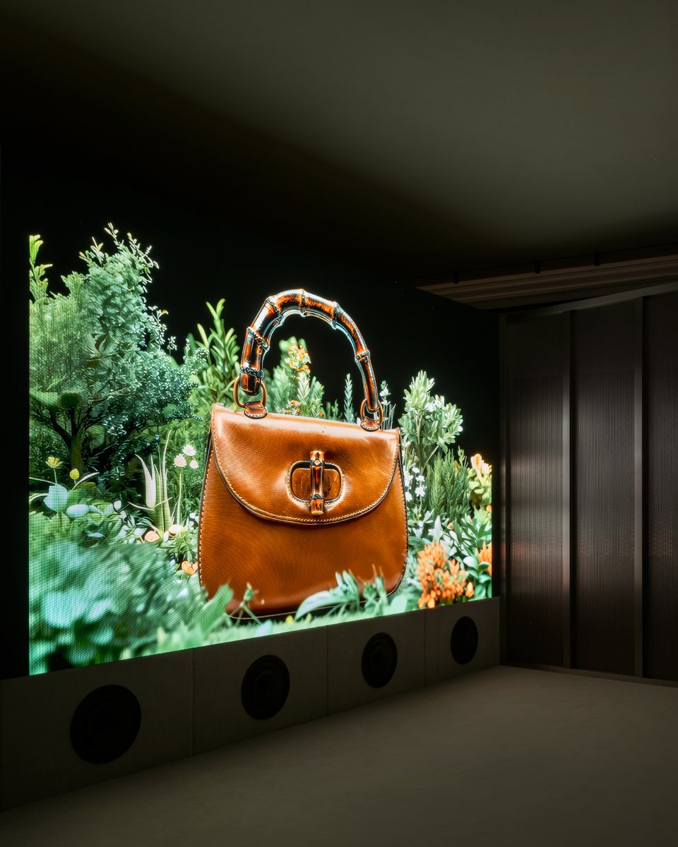 Metamorphosis. The sixth room of Gucci Bamboo: Decoding an Icon looks ahead through a generative AI video installation by Francesco D’Abbraccio (aka Lorem). In fluid transformation, the #GucciBamboo1947 bag evolves, while its signature handle remains a constant. A tribute to heritage and innovation, the work reimagines the icon’s future while honoring its past. Discover the exhibition at Sunke Villa in Shanghai until April 6, 2025. #DecodinganIcon
