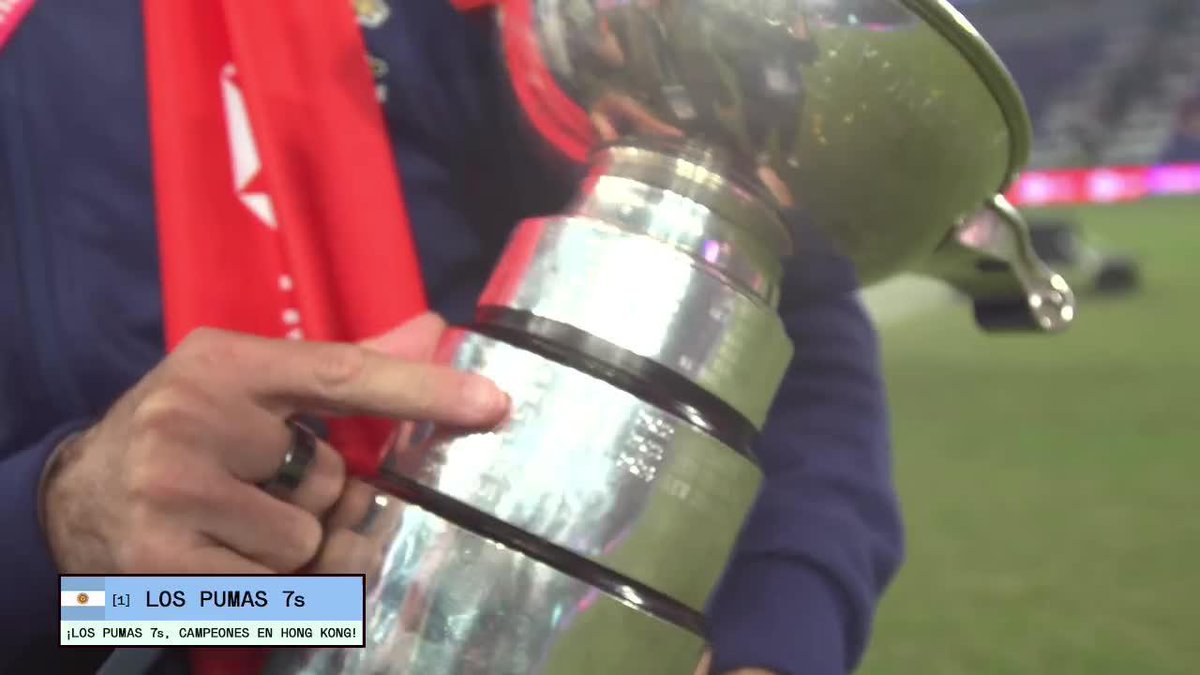 🇦🇷🔝 ¡Se rompió la maldición! 🇦🇷🏆 Santiago Gómez Cora, con la copa en mano y el recuerdo de #LosPumas7s del 2004 y los que acaban de ganar la etapa de Hong Kong por primera vez. ➕Mirá el Circuito Mundial en #DisneyPlus.