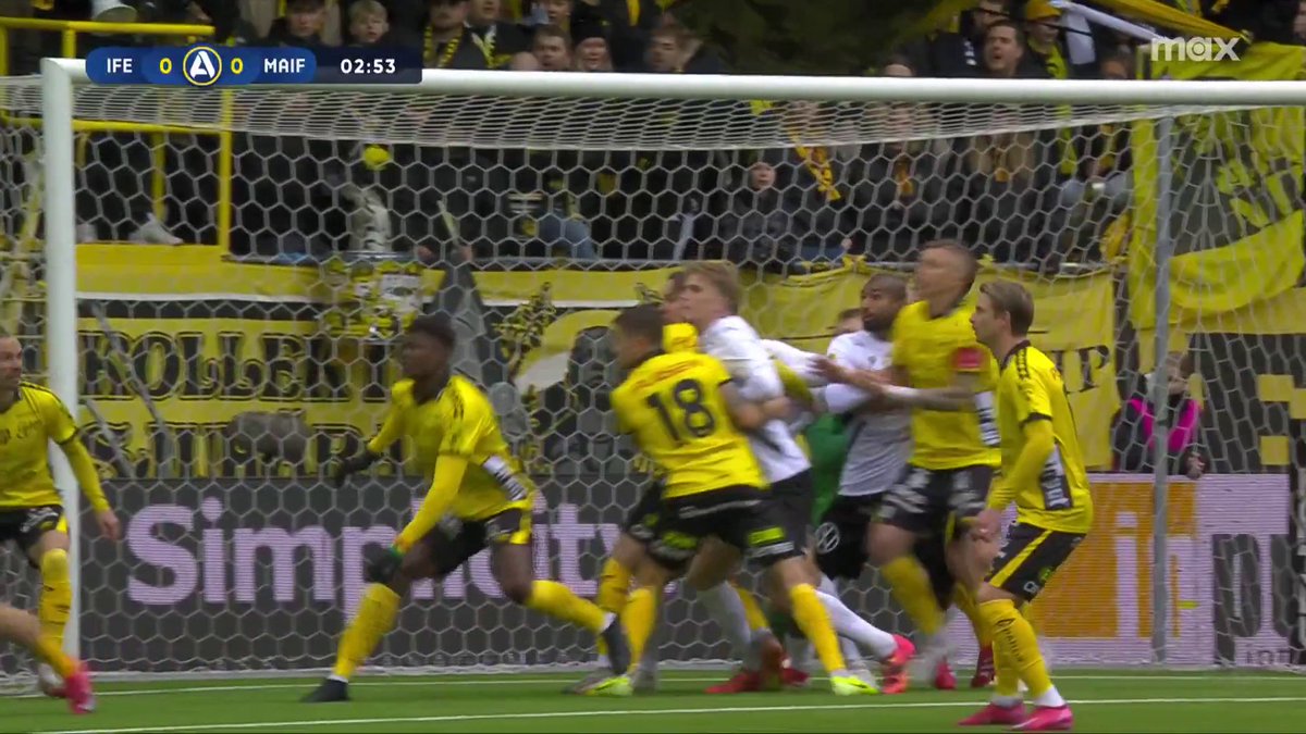 🎙 "En gröt av spelare. Väldigt svårt att hitta var han tog frisparken". Mjällby med en tidig hörnnick i mål, men domarteamet dömer frispark. 📲 Se IF Elfsborg - Mjällby AIF på Max