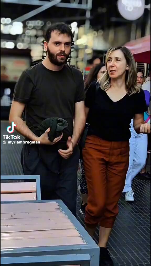 AHORA LE TOCA AL HIJO. ASI ES LA MONARQUIA ZURDA. MIRIAM BREGMAN AUN NO SE JUBILO DE LA POLITICA QUE YA DESIGNO A SU HIJO COMO CANDIDATO A LEGISLADOR DE LA CIUDAD POR LA IZQUIERDA. COMO VEMOS, TAMBIEN LOS ZURDOS, SE PASAN EL PODER COMO UN BIEN GANANCIAL. ASI SON.CASI TODOS LOS POLITICOS DE ESTE PAIS SUBDESARROLLADO TANTO DE IZQUIERDA, DERECHA CENTRO O DONDE MIERDA SEAN.