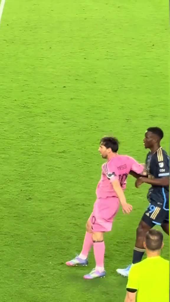 ¡NO LO HAGAN ENOJAR A LEO! Olwethu Makhanya, de Philadelphia Union, pagó el precio de marcar a Messi... 📹 TT/brandotok