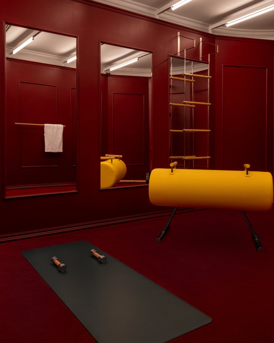 The Shape of Tomorrow. The seventh and final room of Gucci Bamboo: Decoding an Icon reimagines the #GucciBamboo1947 bag in an unexpected context—an elegant vintage gym. Here, its iconic handle takes on new form as a symbol of refined athleticism, blending heritage and modernity in a study of movement, form, and elevated ease. Discover the exhibition at Sunke Villa in Shanghai until April 6, 2025. #DecodinganIcon