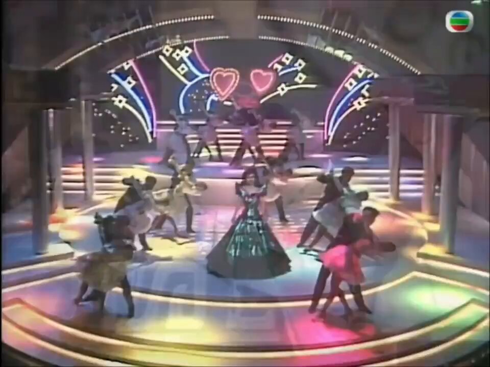 《别亦难》是徐小凤在88年演唱的一首歌曲，收录在她的同名专辑中这首歌的作曲是何占豪，著名的《梁祝》就是他创作的 87年，何占豪和徐小凤都在宝丽金旗下，公司约他给徐小凤写一首歌，何占豪就到宾馆商务中心用传真机给传过去了。结果徐小凤试唱后非常喜欢，还把《别亦难》当成了专辑的主打歌，当时红极一时 这首歌原本是何占豪为86年越剧电视剧《别亦难》写的主题曲，这部电视剧是描写李商隐的，由浙江电视台制作。因为传播度有限，所以这首歌也鲜为人知 歌词采用了李商隐《无题·相见时难别亦难》的前四句。其中“春蚕到死丝方尽，蜡炬成灰泪始干” ，现代人一般用来形容事业、工作中的无私奉献。其实作者的原意是表达对爱情的执着和相思的痛苦，善于运用比喻来抒发内心情感和哲理，是李商隐的独特风格 《别亦难》MV中小凤姐的造型是令狐菡玉，她与李商隐的故事配上这首歌很是应景👇