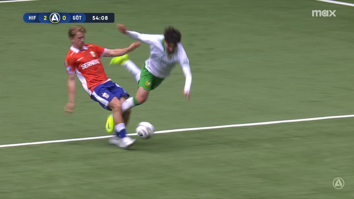 Hammarby ropar på straff efter den här situationen. 📲 Se matchen på Kanal 5 och Max.