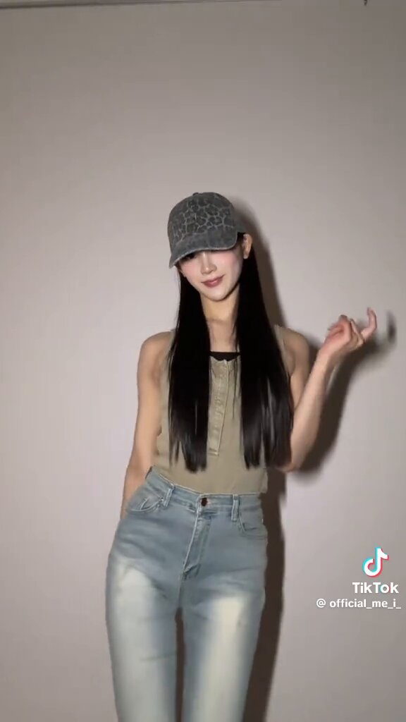 ほんとにこいつは身体えろすぎだろ💕💕ケツやば💕💕バックでガン突きしてアヘらせたい💕💕💕💕