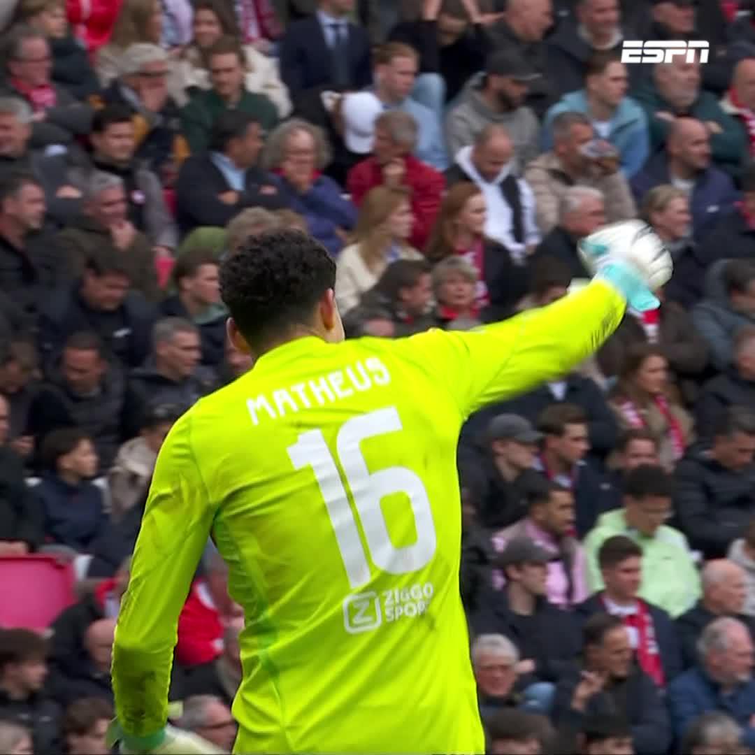 Bertrand Traoré valt in en scoort binnen 5 minuten de 0-2! 😱 #PSVAJA
