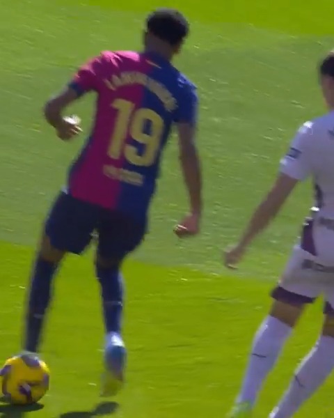💙💎❤ Lamine hace que todo parezca fácil. #BarçaGirona | #LALIGAEASPORTS | #LALIGAHighlights