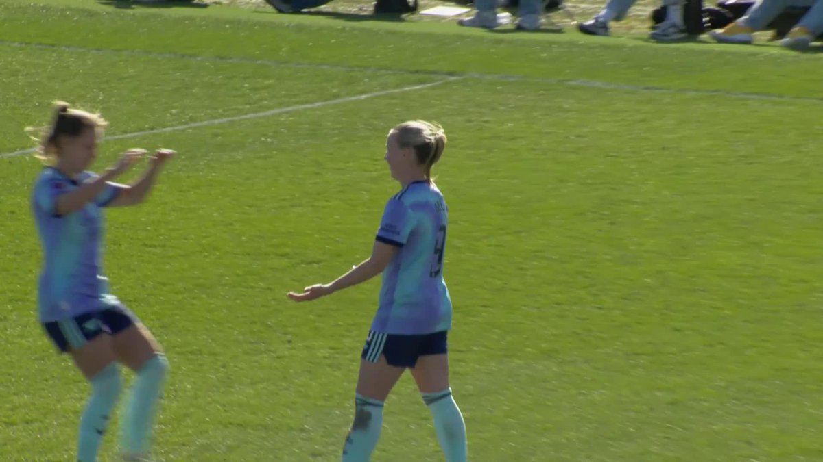 Beth Mead floats the ball into the back of the net 🔥 Arsenal Women #BarclaysWSL
