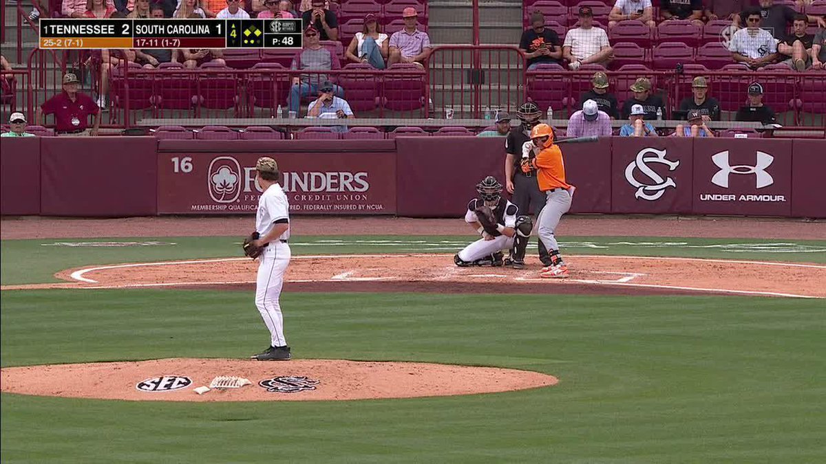 Manny makes it three runs here in the fourth and that'll be the end of the line for Becker! 📺 (SECN+) #GBO // #BeatSC
