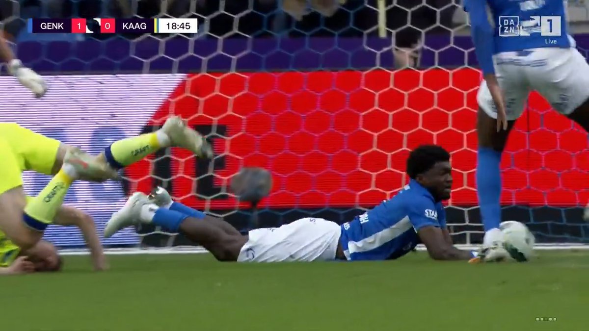 1️⃣4️⃣’ De bal gaat op de stip na een fout op Tolu Arokodare. 1️⃣5️⃣’ Tom Vandenberghe redt de strafschop. 1️⃣7️⃣’ Tolu Arokodare maakt het openingsdoelpunt. 2️⃣1️⃣’ Geen doelpunt, maar wel strafschop. 2️⃣3️⃣’ Tolu Arokodare mist zijn strafschop. Kan iedereen nog volgen⁉️😵‍💫 #GNKGNT
