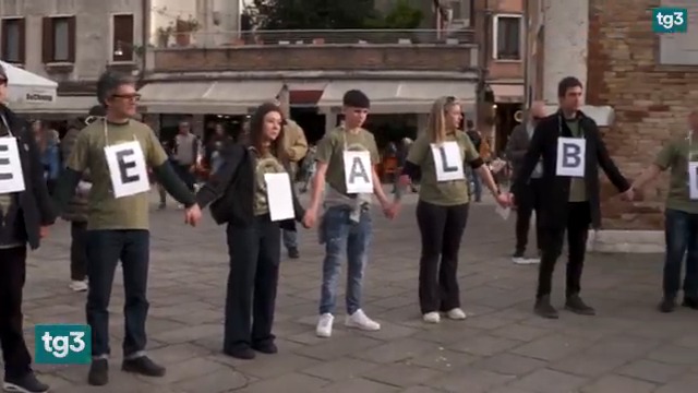 A Venezia mobilitazione degli amici del cooperante Alberto Trentini, detenuto in Venezuela da 115 giorni, per sollecitare il Governo a impegnarsi di più la liberazione