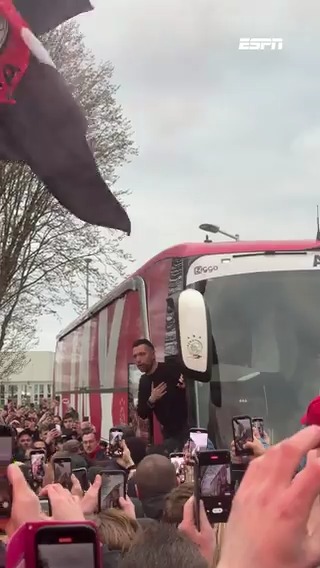 Ajax-selectie als helden onthaald bij terugkomst in Amsterdam 🚍🎉 #PSVAJA