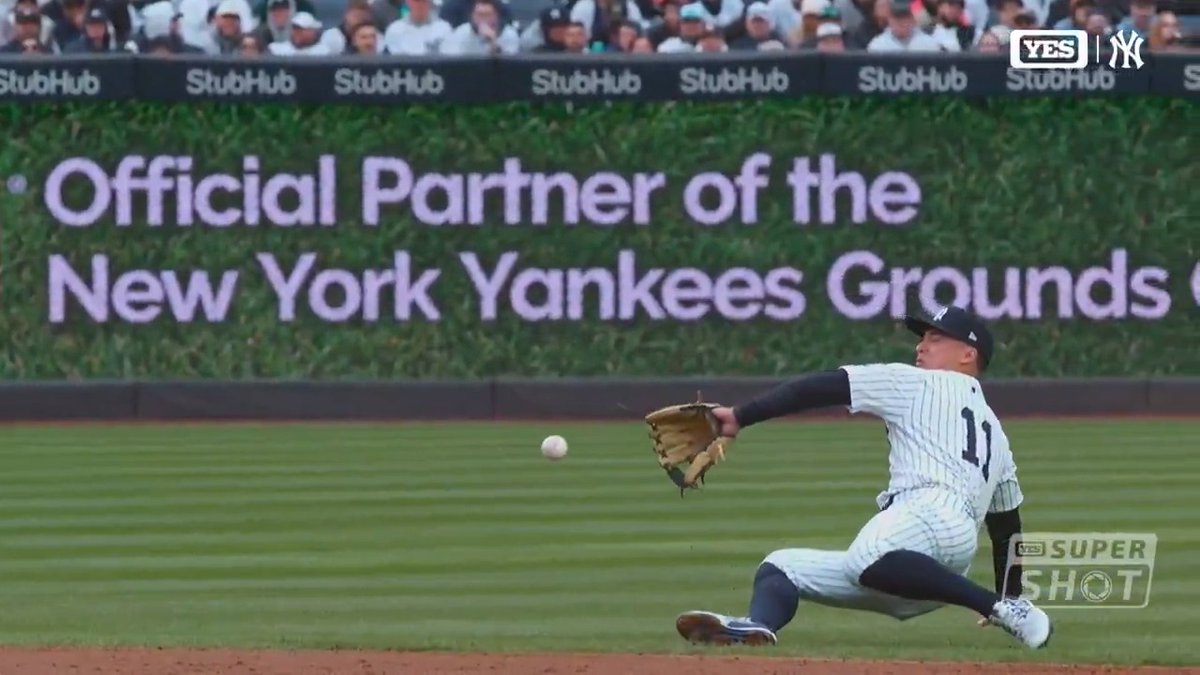 The body control by Anthony Volpe on this play is ridiculous! 😱