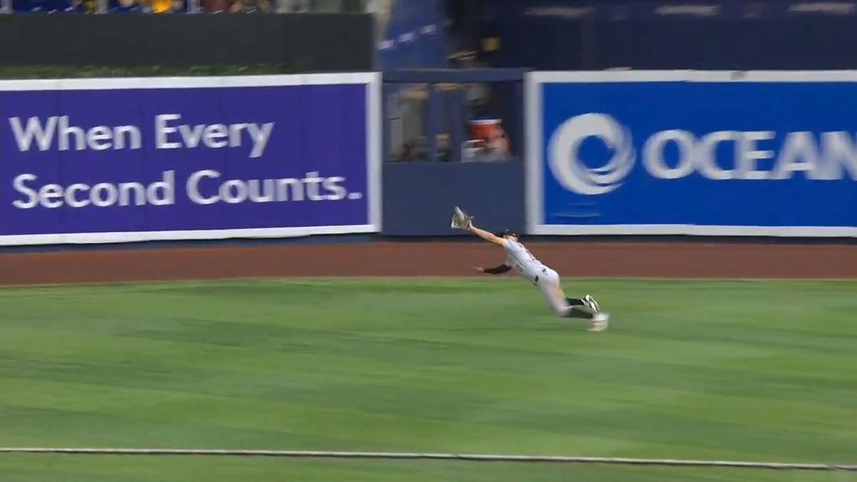 The defense is really really good right now! Bryan Reynolds makes a superb diving catch to save a run.