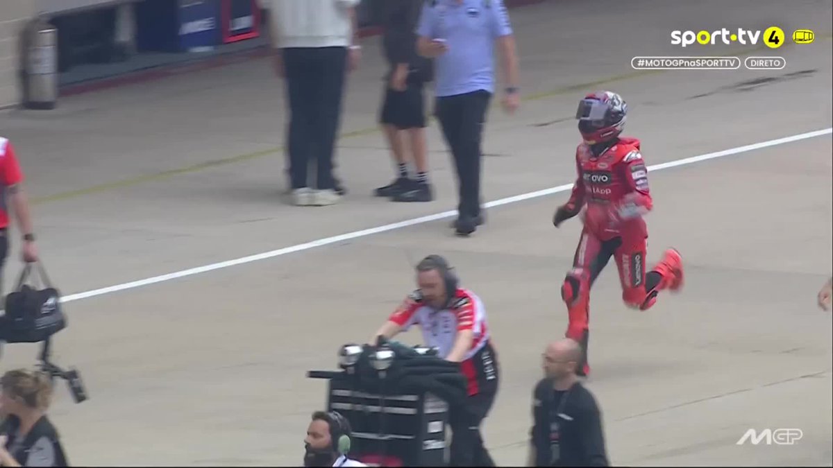 Começou a corrida…à troca de pneus 😱 #sporttvportugal #MOTOGPnaSPORTTV #MotoGP #AmericasGP