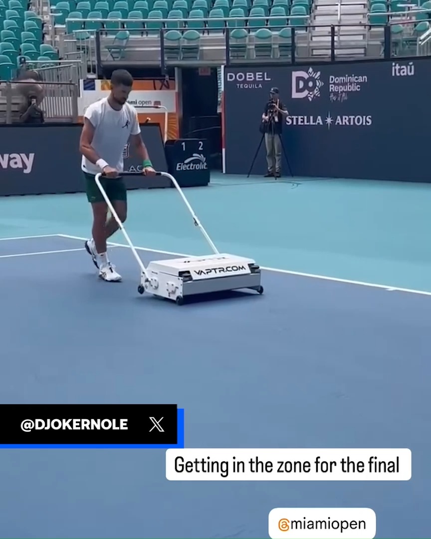 Djokovic, ayudando también a secar las pistas para empezar cuanto antes a jugar.