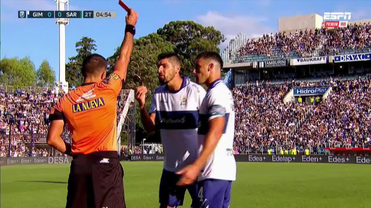 #GELP Espinoza llama desde el #VAR porque pidió expulsión para Suso. Y así fue, le hizo cambiar la sanción a Pafundi, que fue y lo expulsó. Ojo que es roja directo y hay riesgo que le den 2 fechas por lo que se perdería el clásico.