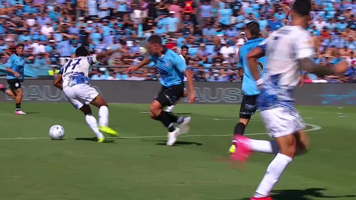 ¡CÓMO LO HIZO PASAR DE LARGO! Rick Lima dejó tirado a Longo en la mitad de cancha.