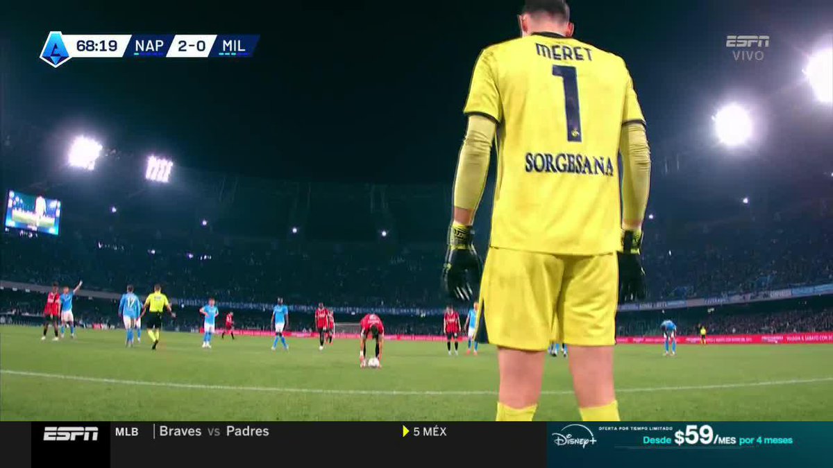 Santi Giménez nuevamente falla un penal, ahora con el AC Milán ante Nápoles.