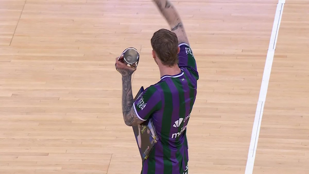 Olek Balcerowski uhonorowany przez Gran Canarię, w której spędził w sumie 6 sezonów specjalnym przywitaniem. Brawo Dreamland Gran Canaria 👏👏👏 W samym meczu nie było już nostalgii i gospodarze wygrali 91-89, a Szpaku w 13 minut zaliczył 8 punktów i 4 zbiórki.