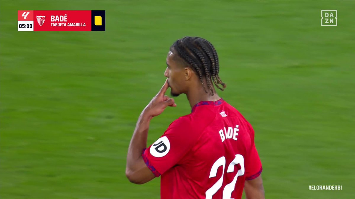 El besito de Badé tras dejar a dos jugadores del Betis por el suelo #LALIGAenDAZN ⚽️