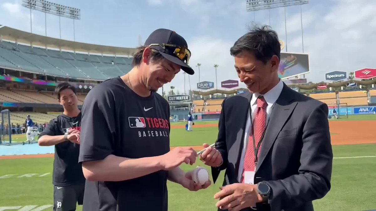 【健太少年の夢かなう？】 きのう タイガースvs.ドジャースの試合前に #前田健太 投手が田口壮さんのもとへ 小学生のころ オリックス ブルーウェーブの ファンクラブに入っていたそうで サインをもらいに！ 試合では７回から今季初登板 ２失点も 回またぎの８回は ２三振含む三者凡退でした! #carp