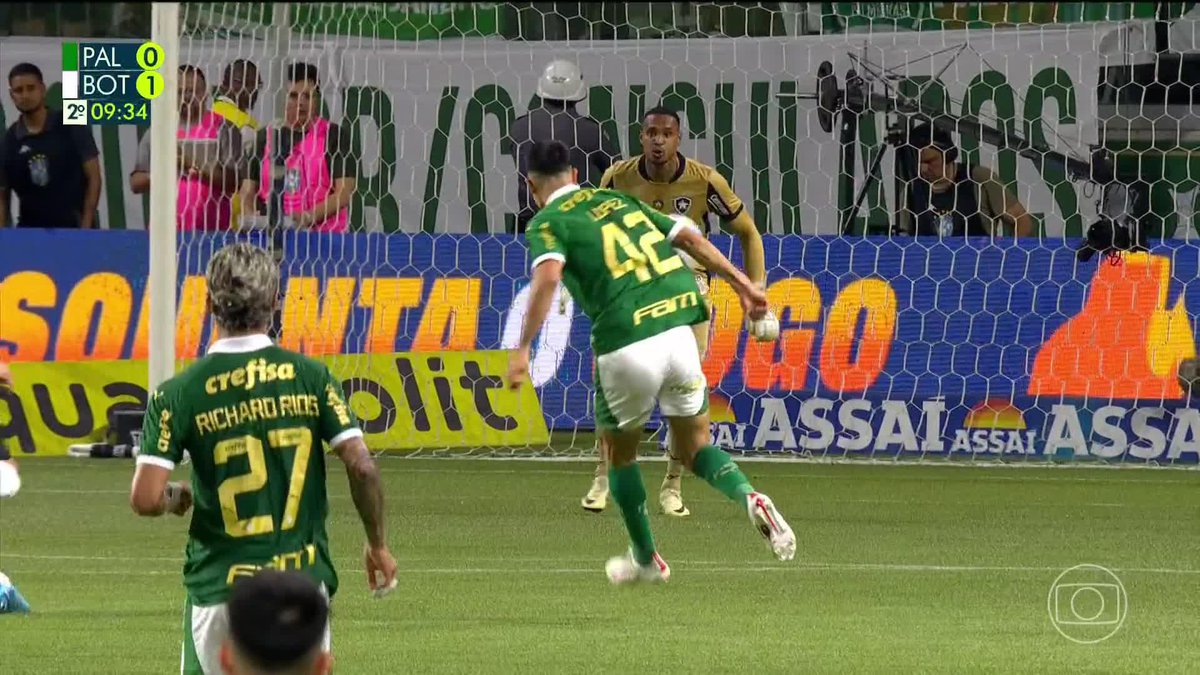 Ano passado o Flaco tentou cavar contra o Botafogo e pareceu uma criança. Esse ano teve a mesma chance, fechou os olhos e chutou no goleiro. Precisa ser EXPULSO do clube.