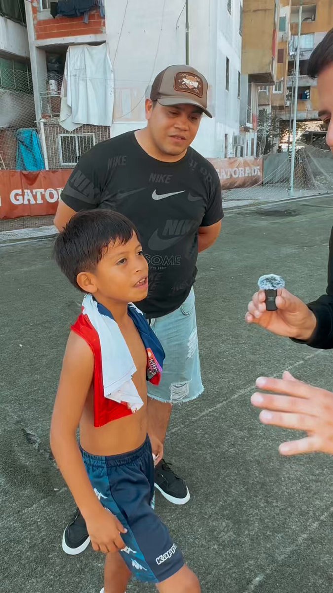 🪄🇦🇷 Cómo se juega al fútbol en Fuerte Apache, en palabras de ‘Chupete’, el famoso chiquito que jugaba con uno en la boca. “Es picante acá. Si te pegan una patada te tenés que levantar y, si no, para afuera.” Espectacular esta nota de Jota. 👏🏼
