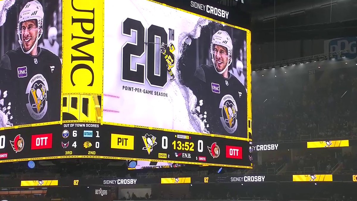 A big ovation from Pittsburgh Penguins fans for Sidney Crosby after he became the first player to record 20 point-per-game seasons on Thursday! 👏