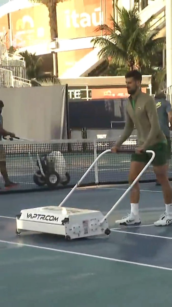 Taking matters into his own hands…😅 #MiamiOpen Novak Djokovic