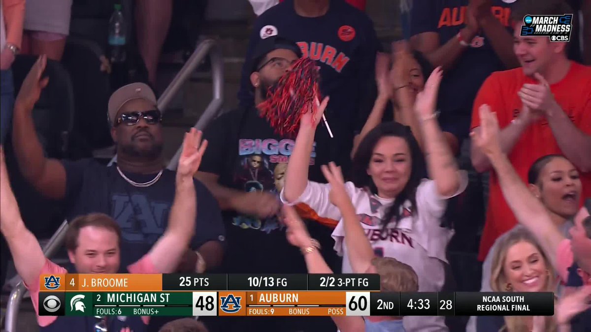 Johni Broome's parents are so proud after he hits the 3 coming back from injury 🧡