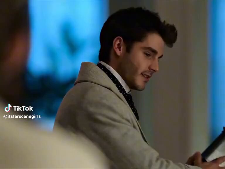 gente pelamordedeus assistam dama de companhia (manual para señoritas) na netflix, que série maravilhosa, bem humorada, com visuais lindos, homens bonitos, clichês, dramas e romance no ponto