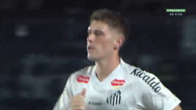 Quantas decisões erradas ele tomou? 2 ou 3? Ele criou 3 (TRES) chances de gol praticamente sozinho e ainda eu li que "ele não fez nada". Se seus companheiros tivessem marcado um gol nessas 3 jogadas, o que estariam dizendo agora? Calma...