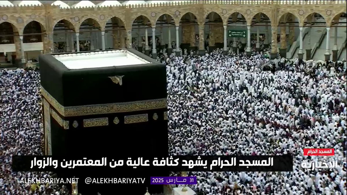 في أجواء تحفّها السكينة.. امتلاء صحن المطاف بالمعتمرين والطائفين. -