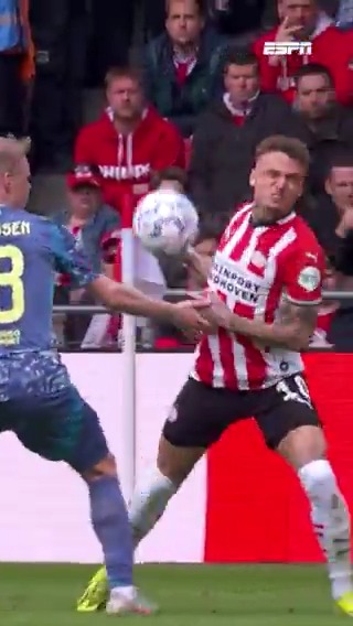 De stoppen sloegen even kort door bij Noa Lang na een tik van Lucas Rosa😤