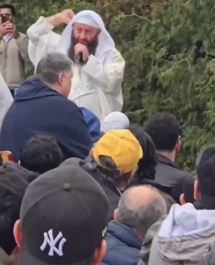 Befremdlich:💥Ramadan-Ende zeigt Ausmaß der Islamisierung Leipzig. Zuckerfest statt Zuckerwatte, denn die beliebte Volksfest-Süßigkeit am Holzstab suchte man hier vergeblich. Stattdessen waren donnernde „Allahu Akbar“-Rufe zu hören. Tausende Muslime versammelten sich am gestrigen Sonntag unter anderem in einem Leipziger Wohngebiet, um in der Öffentlichkeit das Ende des muslimischen Fastenmonats Ramadan mit dem Zuckerfest zu feiern. In Deutschland und Europa werden die Auswirkungen der unkontrollierten und invasiven Masseneinwanderung immer sichtbarer. 🔥Brisant: Während einheimische Volksfeste aufgrund akuter Terrorgefahr abgesagt werden, können tausende Muslime ihre kulturellen Bräuche in Deutschland und Europa ungehindert ausüben.