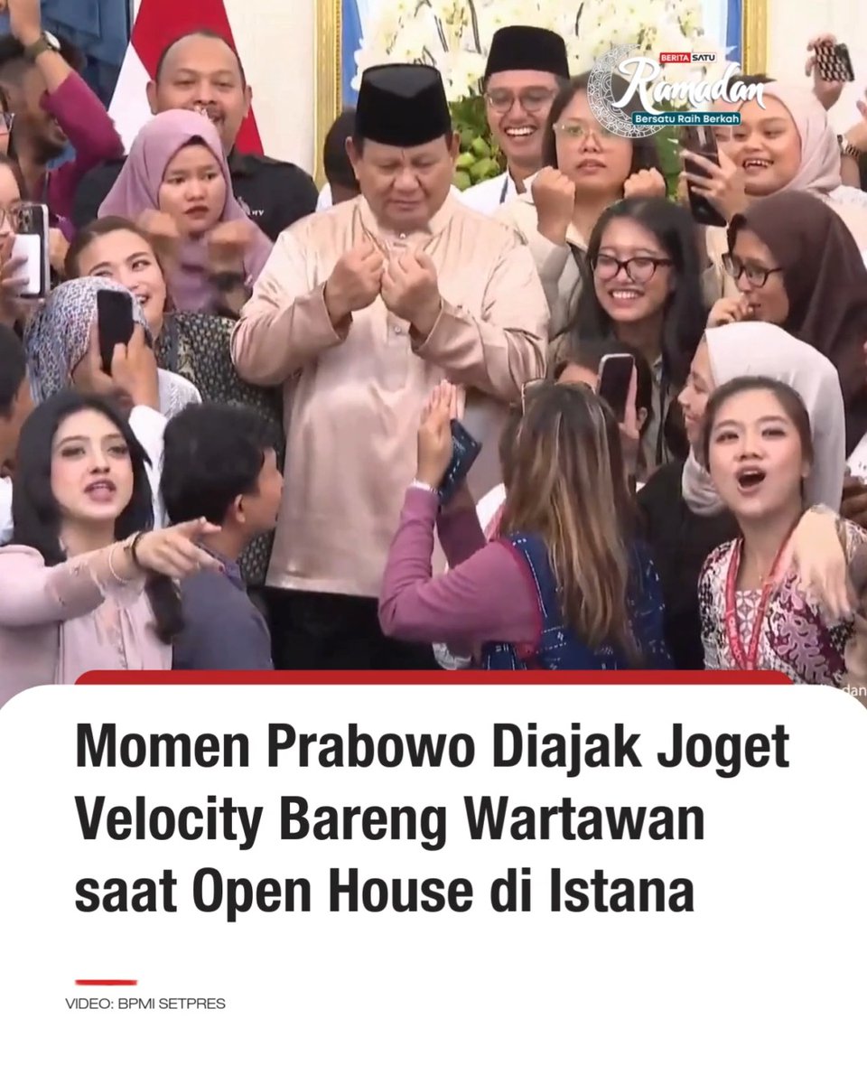 Presiden Prabowo Subianto diajak untuk mempelajari salah satu tren gerakan yang viral di media sosial yang dikenal dengan "velocity" bersama para wartawan Istana Kepresidenan saat acara open house di Istana Merdeka, Jakarta, Senin (31/3/2025). Usai menyalami ribuan orang dari masyarakat di halaman tengah Istana, Prabowo pun memasuki ruang Kredensial, di mana puluhan wartawan telah menunggu untuk bersalaman dan berfoto bersama. Setelah berfoto bersama Presiden, salah satu wartawan, Akbar Evandio, mengajak Presiden Prabowo untuk mengikuti tren "velocity" yang ramai dipraktekkan warganet saat berkumpul. "Pak, ayo Pak, kita velocity," ajak Akbar yang berdiri tidak jauh dari Presiden Prabowo. Gayung bersambut, Prabowo pun mengiyakan ajakan wartawan itu dan meminta diajarkan gerakannya. "Ya kamu contoh, saya ikuti," kata Prabowo seraya mengikuti gerakan "velocity". Pada akhir momen itu, Presiden Prabowo tampak mengacungkan tanda metal di kedua jarinya. Sebelum benar-benar meninggalkan wartawan, Presiden Prabowo juga tampak bergaya silat, yang menjadi gaya andalannya, terutama sejak masa kampanye. Ikuti berita selengkapnya di & YouTube BeritaSatu! #PrabowoSubianto #Velocity #OpenHouse #Lebaran2025 #Idulfitri #BeritaSatu