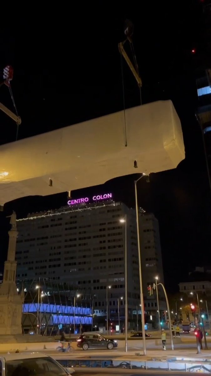 😮 ¿Qué se ve en el cielo de la Plaza de Colón? ¿Qué hay dentro de esta caja?