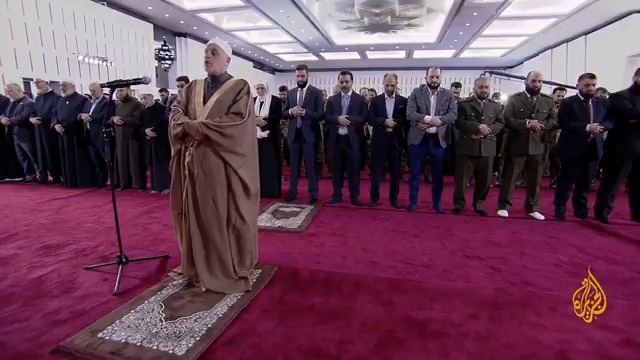 لأول مرة منذ سقوط النظام المخلوع.. السوريون يؤدون صلاة عيد الفطر في كافة المحافظات السورية، والرئيس السوري أحمد الشرع ووزير الخارجية أسعد الشيباني ووزراء آخرون يؤدون صلاة عيد الفطر في مصلى قصر الشعب في #دمشق #الأخبار #الجزيرة_سوريا