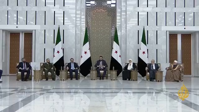 الرئيس السوري أحمد الشرع: رفضنا المحاصصة في تشكيل الحكومة لأن التقسيم السياسي سيؤدي إلى تعطيل عملها، وسوريا أمامها طريق طويل وشاق ولكننا نملك كل مقومات البناء على جميع المستويات، وعلينا أن نتوافق فجميع الخطوات لن ترضي الجميع وأن نثبت للعالم أننا شعب واحد #الأخبار #الجزيرة_سوريا