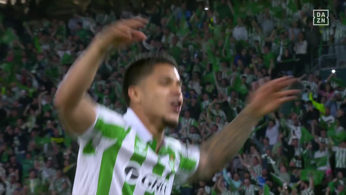 Béticos, ¿qué tal habéis despertado? ⏰ Después de la fiesta de ayer, seguro que algunos mejor que otros... 🤪 #LALIGAenDAZN ⚽️
