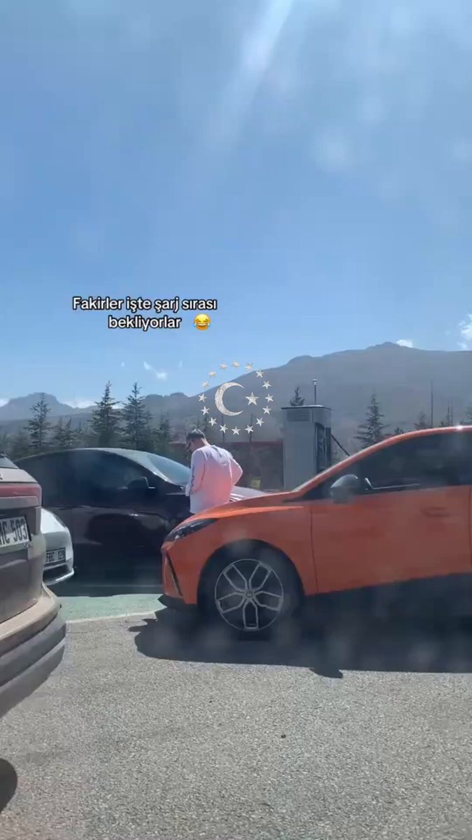 ⚫️ Şehirler arası yolculuk yapan bir vatandaş, şarj sırası bekleyen elektrikli otomobilleri paylaştı; “Fakirler işte şarj sırası bekliyorlar.”