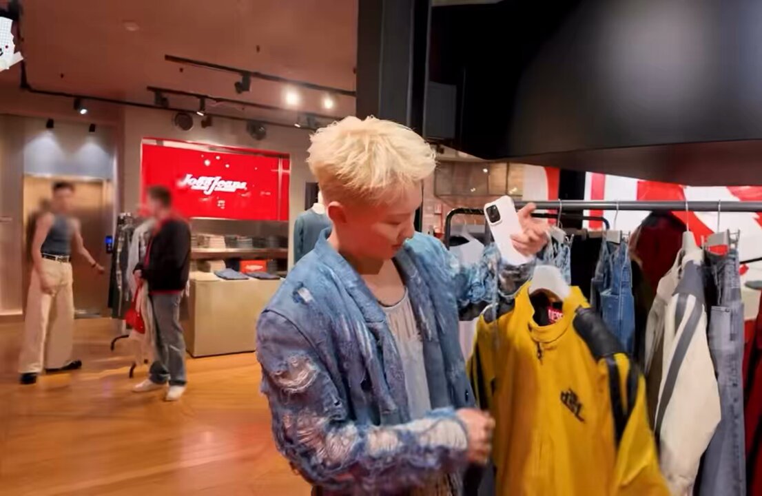 hoshi asking the staff in korean shhshs hes so cute 😭😭😭