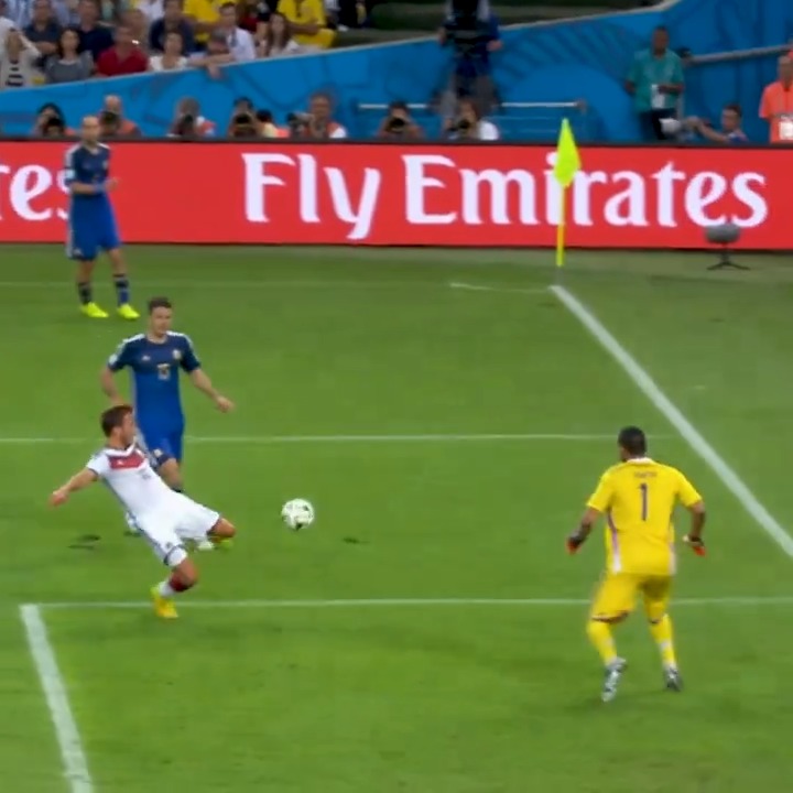 A geração da gente poderia ser muito mais humilhada que é hoje em dia, a Argentina quase foi campeã do mundo em pleno Maracanã. Mario Götze deveria ser ídolo do Brasil.