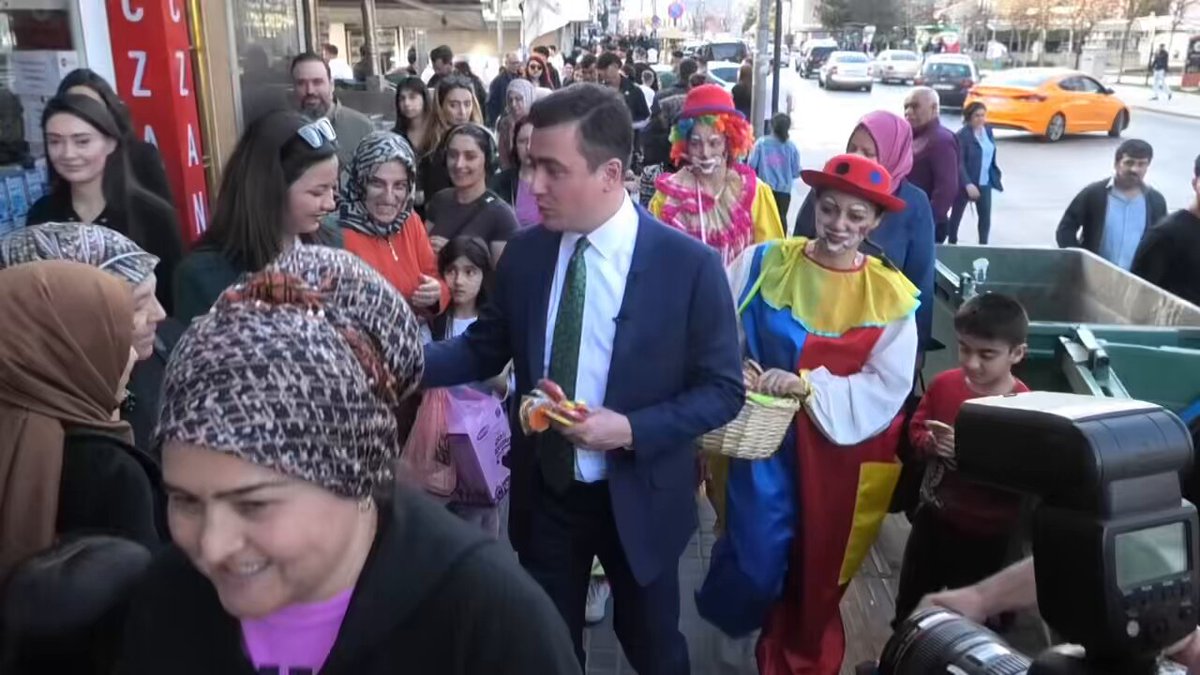 Kıymetli vatandaşlarımızla ve esnafımızla bayram coşkusunu paylaşmaya devam ediyoruz.